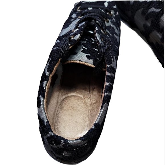 3/$20 Embroidered Raised Velvet Fashion Sneaker | 8.5 - Picture 9 of 13